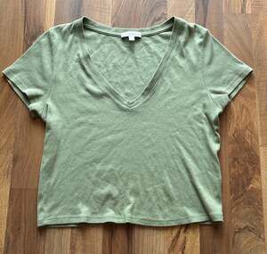Beyond Yoga Woman’s Size M Sage Green V-Neck Crop Top Short Sleeve